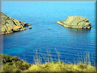 Cala fontanelles es una cala que usan los pescadores menorquines de la zona, que la usan de marina en seco para reparaciones de los barcos
